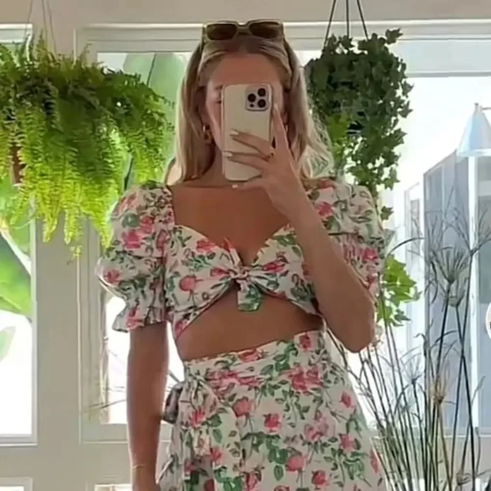 Hill House The Isabella Top in Pink Roses Puff Sleeve Poplin Floral Bow Crop Top